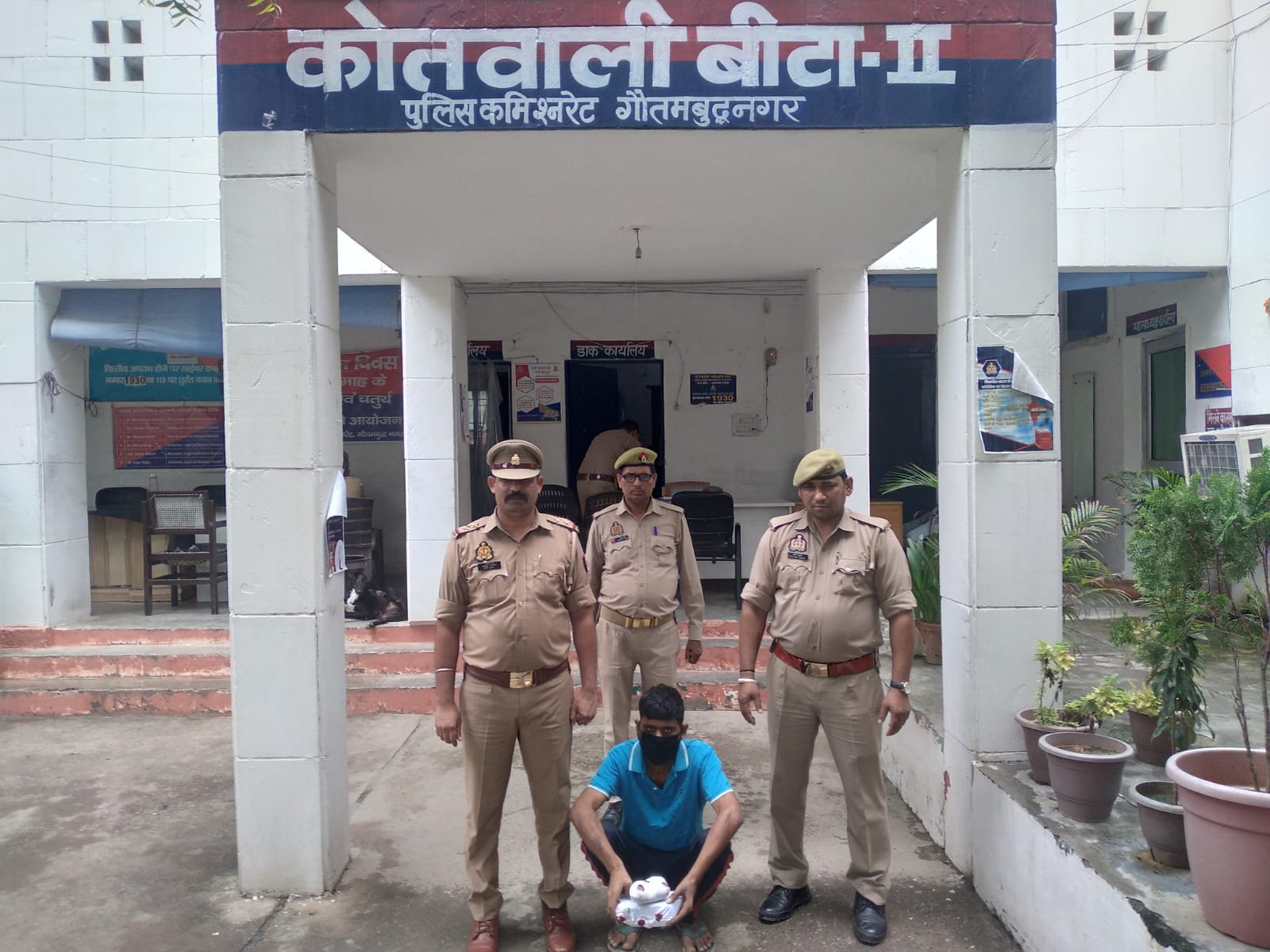 थाना बीटा-2 पुलिस द्वारा हत्या के अभियोग में वांछित अभियुक्त गिरफ्तार, अभियुक्त की निशादेही से घटना में प्रयुक्त रक्त रंजित ईंट व टी-शर्ट बरामद। GBN Express news