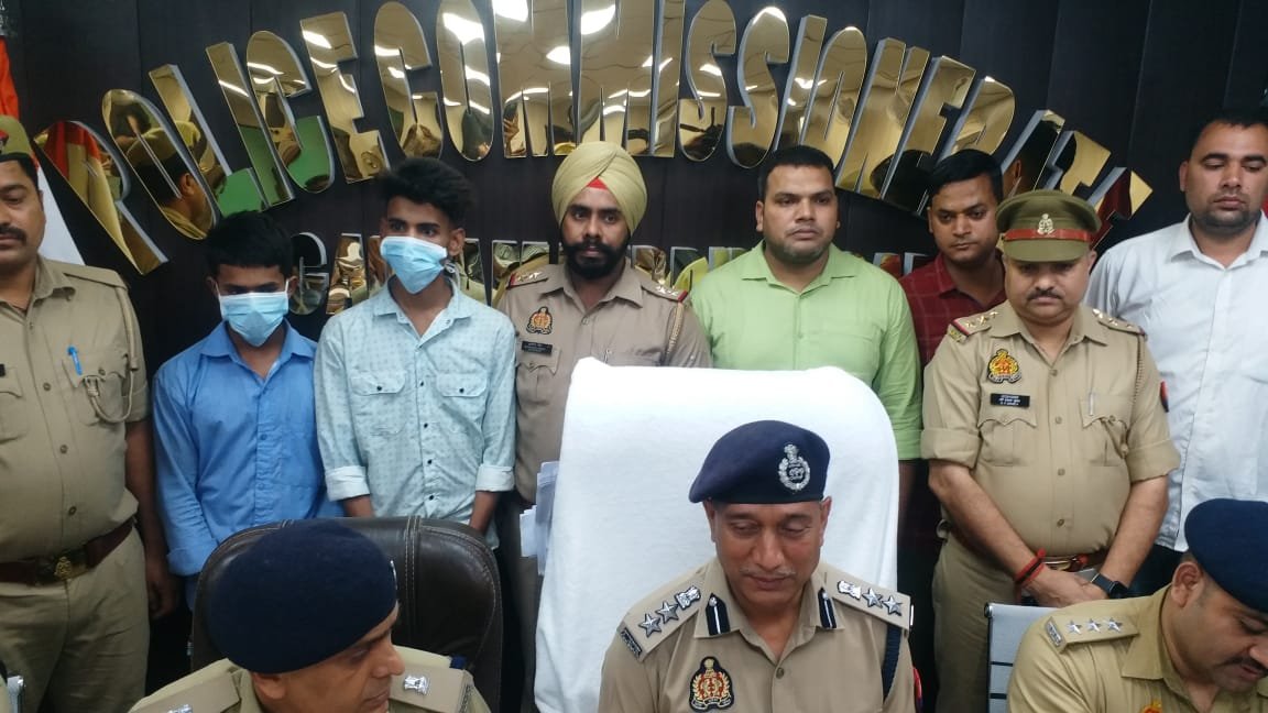 नोएडा,,सेक्टर 20 पुलिस द्वारा इलेक्ट्रॉनिक्स मार्ट में चोरी करने वाले 02 अभियुक्त गिरफ्तार ,कब्जे से चोरी के 22 आईफोन व एक एप्पल वॉच (कीमत करीब 20 लाख) बरामद। GBN Express news  GBN Express news