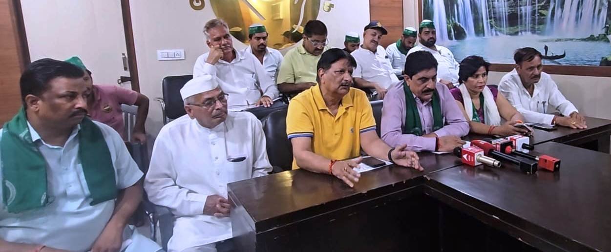 गौतमबुद्ध नगर,, पैरामाउंट गोल्फ फोरेस्ट सोसायटी निवासियों का भारतीय किसान यूनियन (बलराज) के नेतृत्व मै पैरामाउंट बिल्डर के तानाशाह रवैए से नाराज सोसायटी निवासी 22 अगस्त से बिल्डर के खिलाफ बिल्डर के मार्केटिंग आफिस गेट पर अनिश्चितकालीन धरना-प्रदर्शन कर रहे है 19 दिनों से चल रहे अनिश्चितकालीन धरना-प्रदर्शन पर आज तक कोई प्रशासनिक अधिकारी निवासियों की सुध लेने तक नही पहुँचा। GBN Express news
