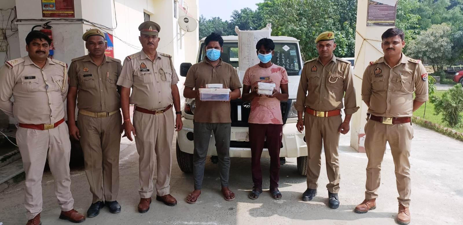 थाना इकोटेक 03 पुलिस द्वारा मेडिकल स्टोर से चोरी करने वाले गिरोह के 02 अभियुक्तों को चोरी के 7,000 रूपये, 01 आधार कार्ड, 01 तमन्चा 315 बोर, 01 जिन्दा कारतूस 315 बोर, 01 अवैध चाकू, 03 गत्तें की पेटियाँ जिसमें अलग-अलग कम्पनी की दवाई भरी (अनुमानित कीमत करीब 2 लाख रूपये) है व घटना में प्रयुक्त एक महेन्द्रा बुलैरो मैक्स गाडी बरामद। GBN Express news