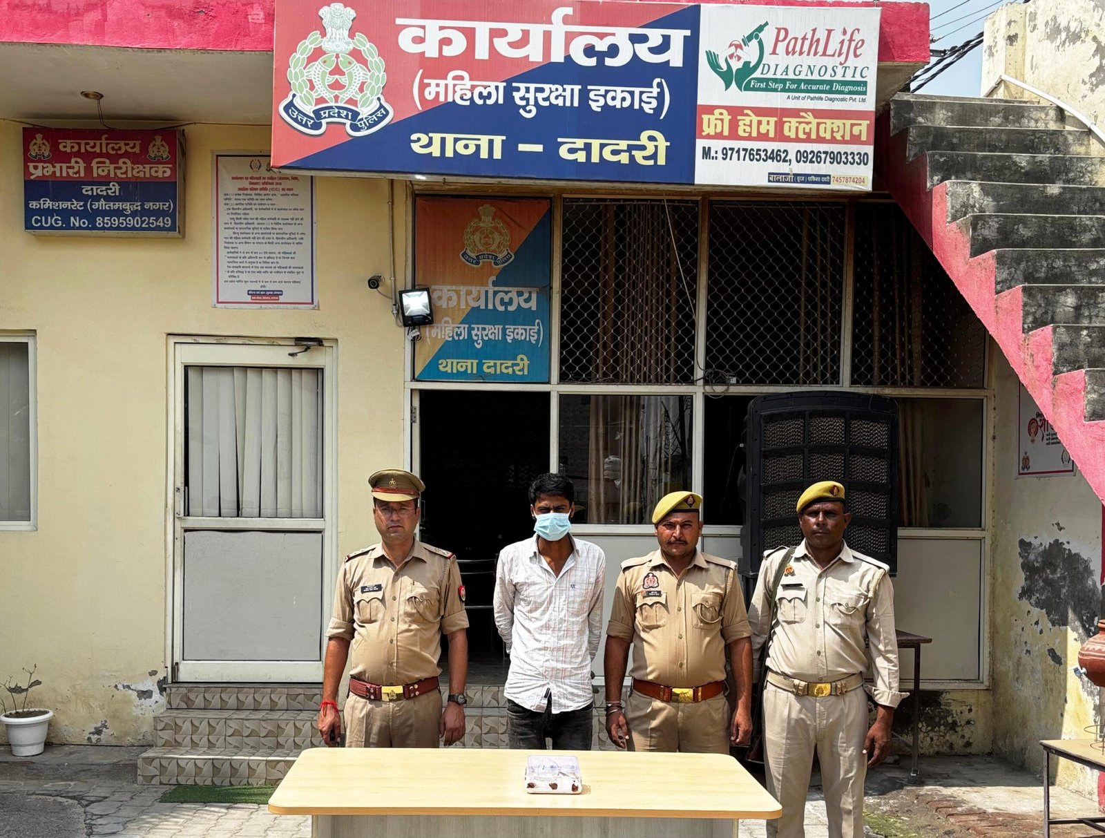 थाना दादरी पुलिस द्वारा चोरी की घटना को अन्जाम देने वाले पीसीआर पर आये 01 अभियुक्त की निशादेही से चोरी किये हुए 50 हजार रूपये नगद, 02 कंगन पीली धातु, 01 चेन पीली धातु, 02 सिक्के व 01 जोडी पाजेब सफेद धातु को बरामद किया गया। GBN Express news