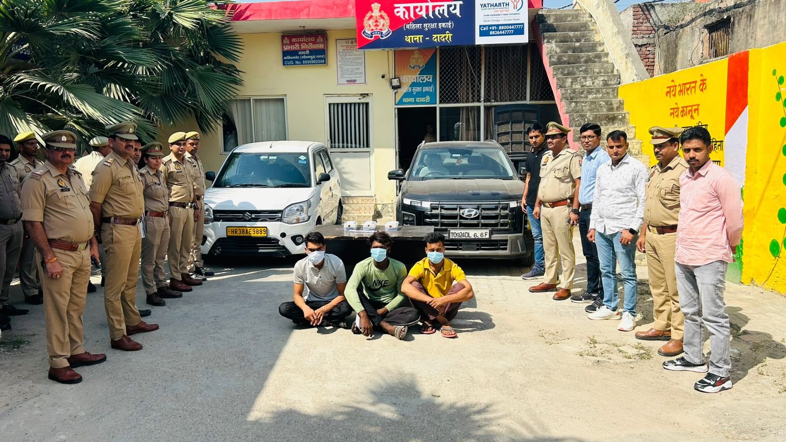 थाना दादरी पुलिस द्वारा हत्या की घटना का सफल अनावरण करते हुए हत्या करने वाले 03 अभियुक्तों को 20,000/- रूपये व घटना में प्रयुक्त वैगनार कार, क्रेटा गाडी, 01 पाना (आलाकत्ल) के साथ किया गिरफ्तार।