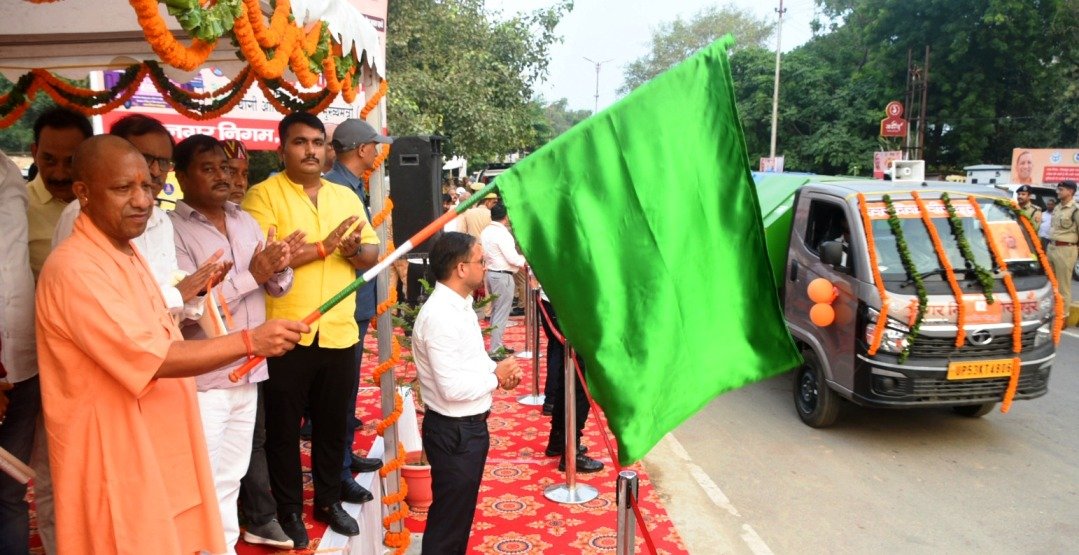 गोरखपुर,,माननीय मुख्यमंत्री योगी आदित्यनाथ जी गुरुवार को  गोरखपुर में स्वच्छता सेवा पखवाड़ा के अंतर्गत नगर निगम के सफाई वाहनों को हरी झंडी दिखाकर रवाना करते हुए।