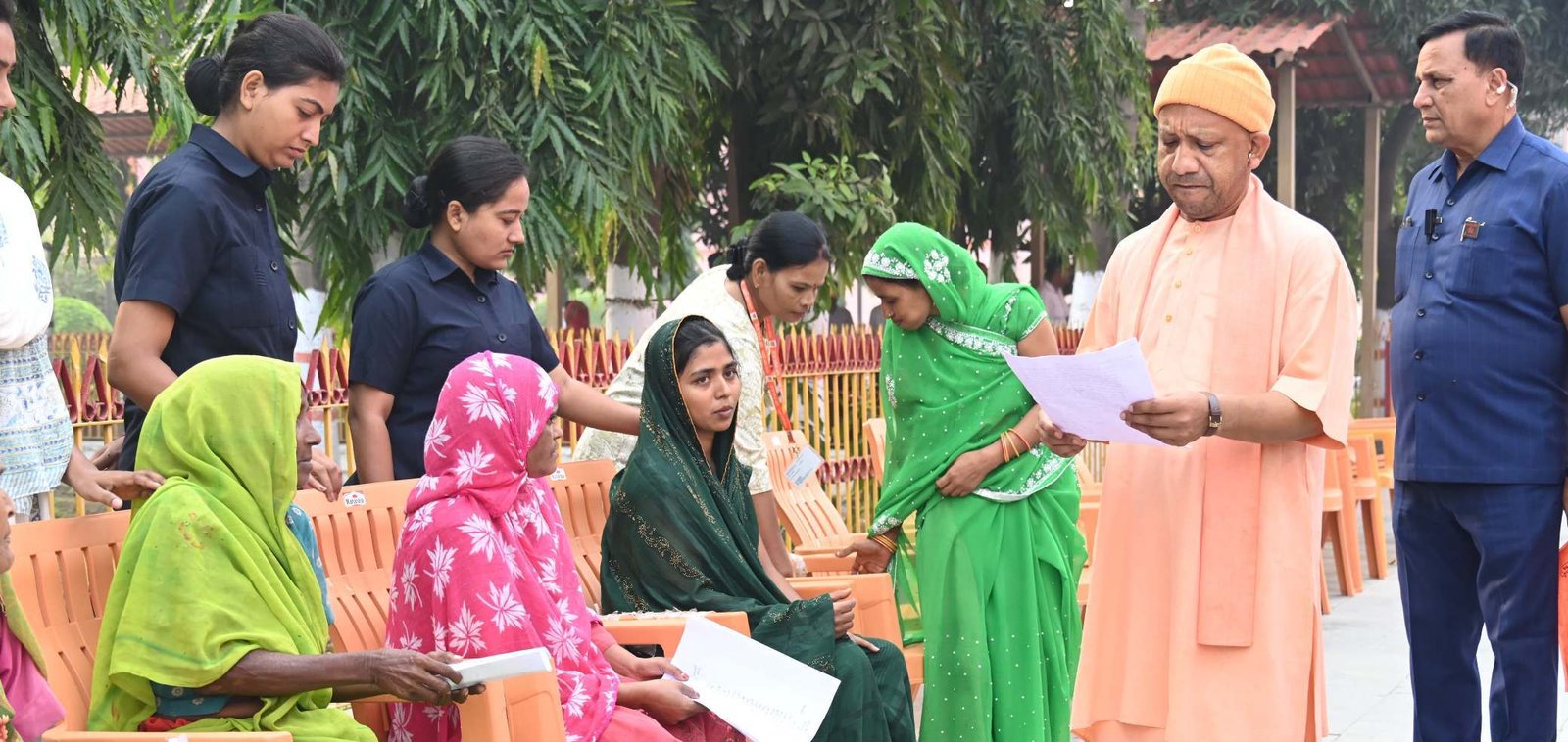 गोरखपुर, सबकी समस्या के समाधान को प्रतिबद्ध है सरकार : सीएम योगी  जनता दर्शन में मुख्यमंत्री ने सुनीं 200 लोगों की समस्याएं I GBN Express news