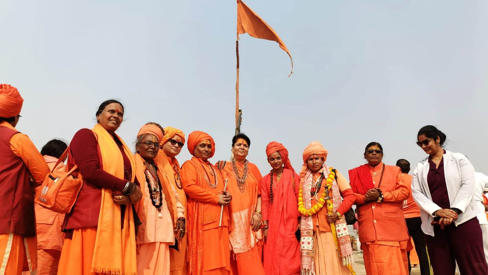 प्रयागराज, 23 नवंबर । प्रयागराज महाकुम्भ में बिखरी सनातन की छटा, महाकुम्भ क्षेत्र तीन संन्यासी अखाड़ों की धर्म ध्वजा हुई स्थापित GBN Express news