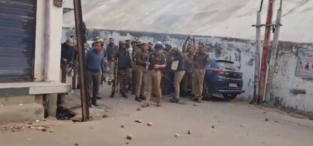 संभल,Uttar Pradesh,सम्भल में हालत और ज्यादा तनावपूर्ण। ACP को खुद फोर्स लेकर मौके पर उतरना पड़ा। GBN Express news