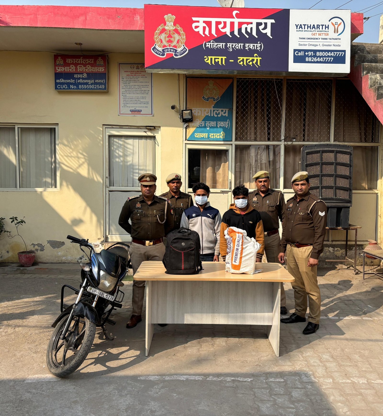 थाना दादरी पुलिस द्वारा अवैध गांजा की तस्करी करने वाले 02 शातिर अभिुयक्त गिरफ्तार, कब्जे से 20 किलोग्राम अवैध गांजा व 01 चोरी की मोटरसाइकिल बरामद।