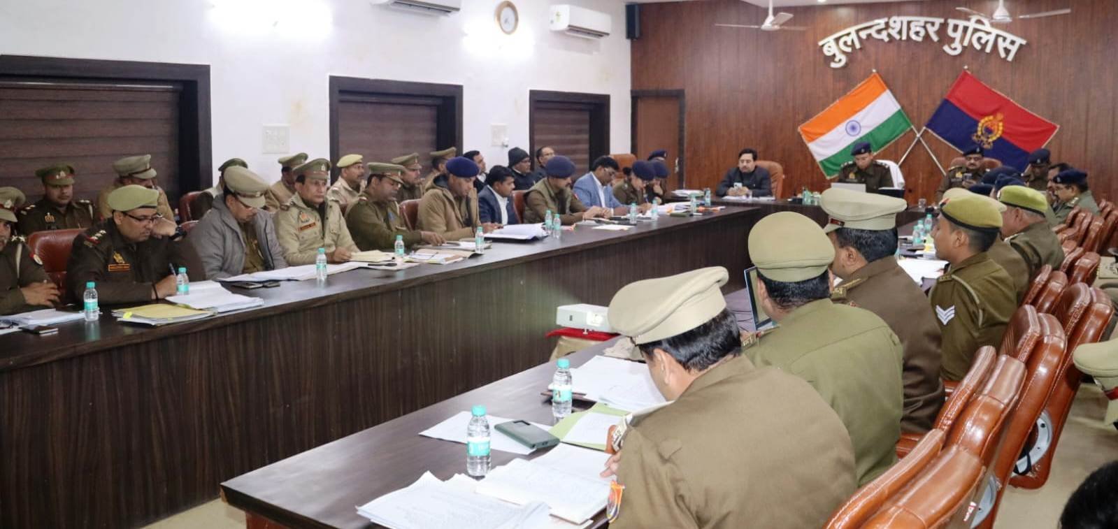 बुलन्दशहर, वरिष्ठ पुलिस अधीक्षक महोदय द्वारा अपर पुलिस अधीक्षक नगर/ग्रामीण/अपराध एवं समस्त क्षेत्राधिकारियों/थाना प्रभारियों के साथ अपराध नियंत्रण, कानून-व्यवस्था एवं आगामी त्यौहार क्रिसमस के दृष्टिगत पुलिस लाइन स्थित सभागार में की गयी अपराध गोष्ठी/समीक्षा बैठक। GBN Express news