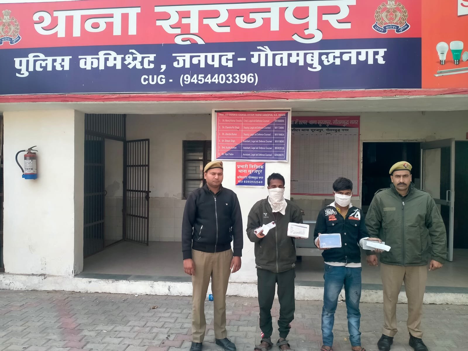 थाना सूरजपुर पुलिस द्वारा 02 मोबाईल फोन चोर गिरफ्तार, कब्जे से चोरी के 07 मोबाईल फोन भिन्न भिन्न कम्पनी के, 1000/-रुपये नगद व 02 अवैध चाकू बरामद। GBN Express news