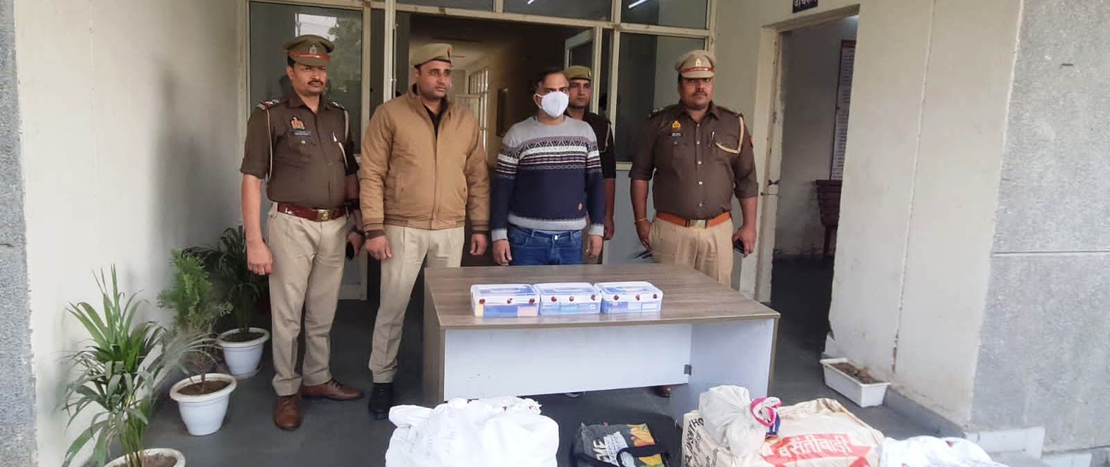 थाना फेस 2 नोएडा पुलिस द्वारा अवैध मादक पदार्थो की बिक्री करने वाला 01 अभियुक्त गिरफ्तार, कब्जे से प्रतिबंधित 16 ई-सिगरेट व प्रतिबंधित हुक्के की तम्बाकू के 1848 डिब्बे विभिन्न कंपनी के बरामद।