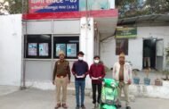 थाना सैक्टर 63 पुलिस द्वारा दुपहिया वाहन चोरी करने वाले 02 अभियुक्त गिरफ्तार, कब्जे से चोरी की इलैक्ट्रानिक स्कूटी एवं 02 अवैध चाकू बरामद। GBN Express news