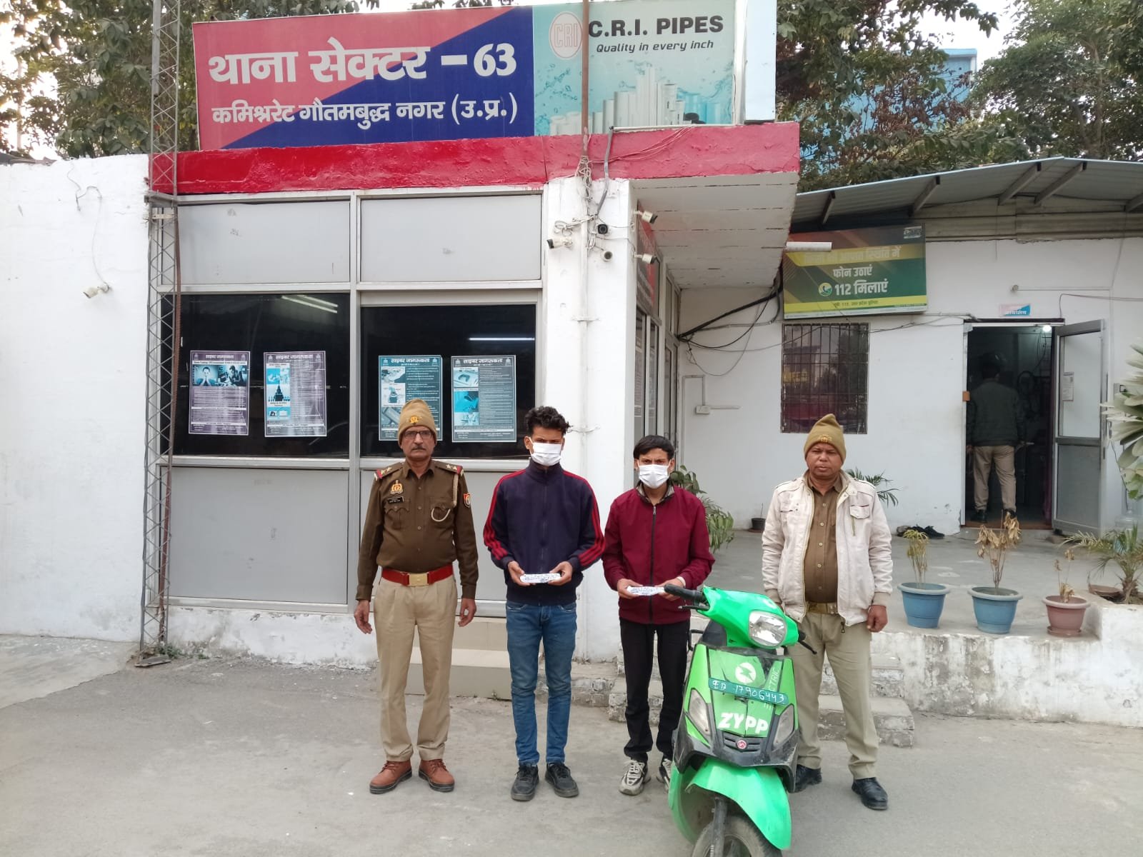 थाना सैक्टर 63 पुलिस द्वारा दुपहिया वाहन चोरी करने वाले 02 अभियुक्त गिरफ्तार, कब्जे से चोरी की इलैक्ट्रानिक स्कूटी एवं 02 अवैध चाकू बरामद। GBN Express news