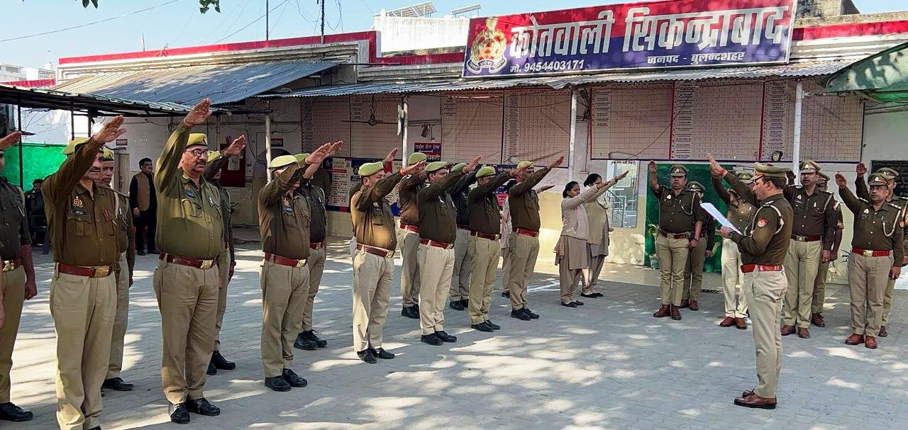 बुलन्दशहर ‘‘राष्ट्रीय मतदाता दिवस’’ के अवसर पर वरिष्ठ पुलिस अधीक्षक द्वारा पुलिस लाइन में अधिकारीगण/कर्मचारीगण को मताधिकार का प्रयोग करने की दिलायी गयी शपथ। GBN Express news