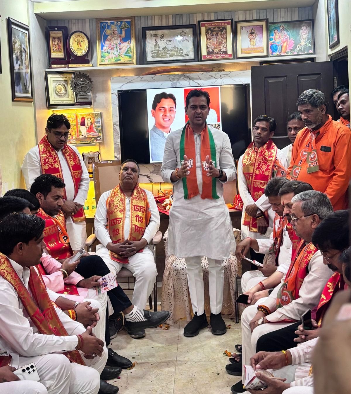 गौतमबुद्धनगर -भाजपा ज़िला गौतमबुधनगर ने घर घर जनसम्पर्क अभियान चलाया