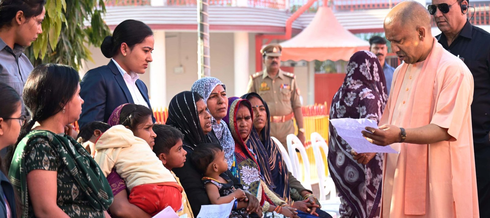 गोरखपुर-कब्जामुक्त कराएं जमीन, दबंगों को दिखाएं सबक : मुख्यमंत्री