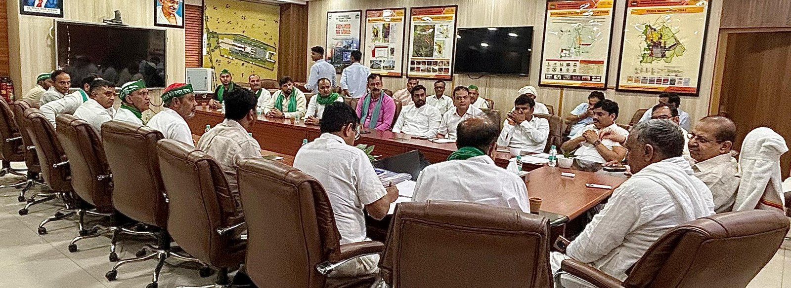 ग्रेटर नोएडा -संयुक्त किसान मोर्चा SKM के 14 किसान संगठनों के नेताओं की यमुना विकास प्राधिकरण के सीईओ  की अध्यक्षता में वार्ता