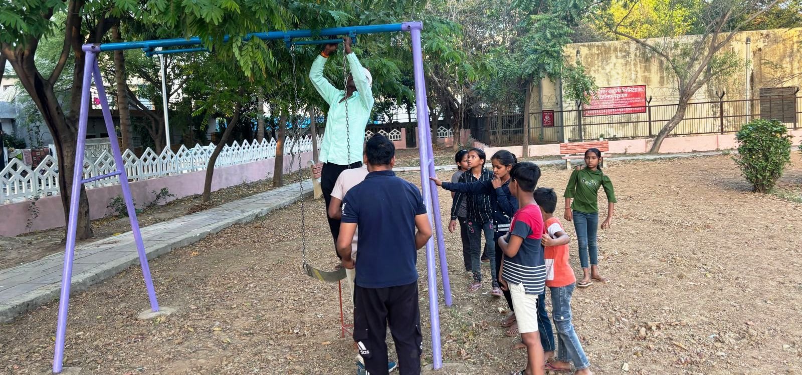 ग्रेटर नोएडा- सैक्टर पी -4 मे पार्को और झूलो की मरम्मत का कार्य शुरू