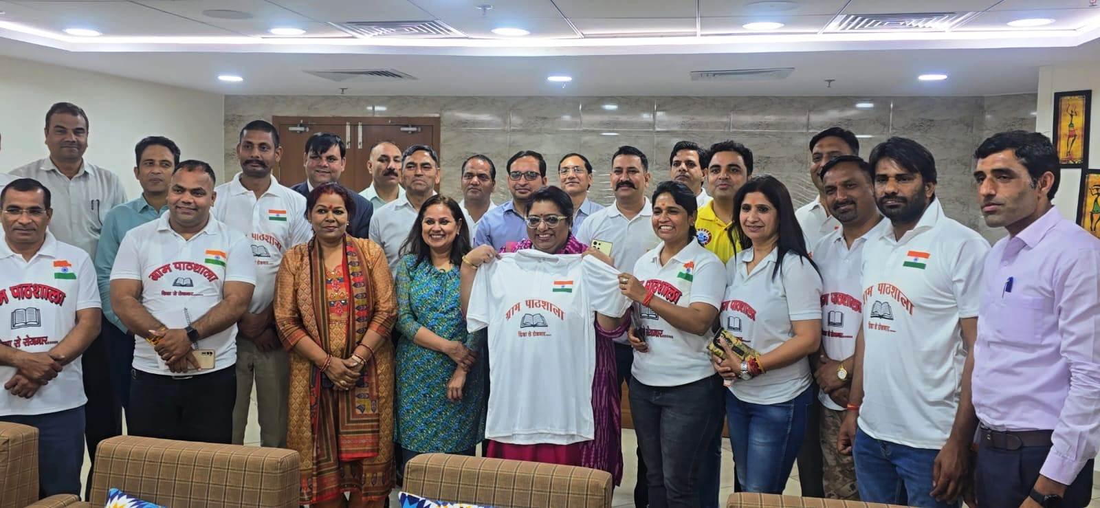 दिल्ली-Rojgar with Ankit-RWA और टीम ग्राम पाठशाला ने भेंट की दिल्ली पुलिस के सभी पुस्तकालयों के लिए निःशुल्क पुस्तकें..