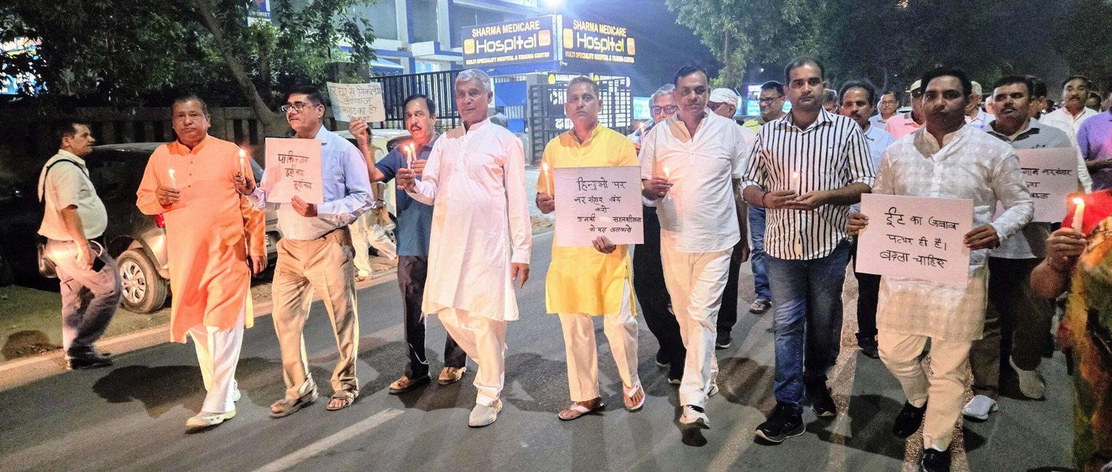 ग्रेटर नोएडा - सेक्टर डेल्टा टू निवासियों ने पहलगाम में हुए आतंकवादी हमले में मृतकों को श्रद्धांजलि अर्पित करने के लिए कैंडल मार्च निकाला