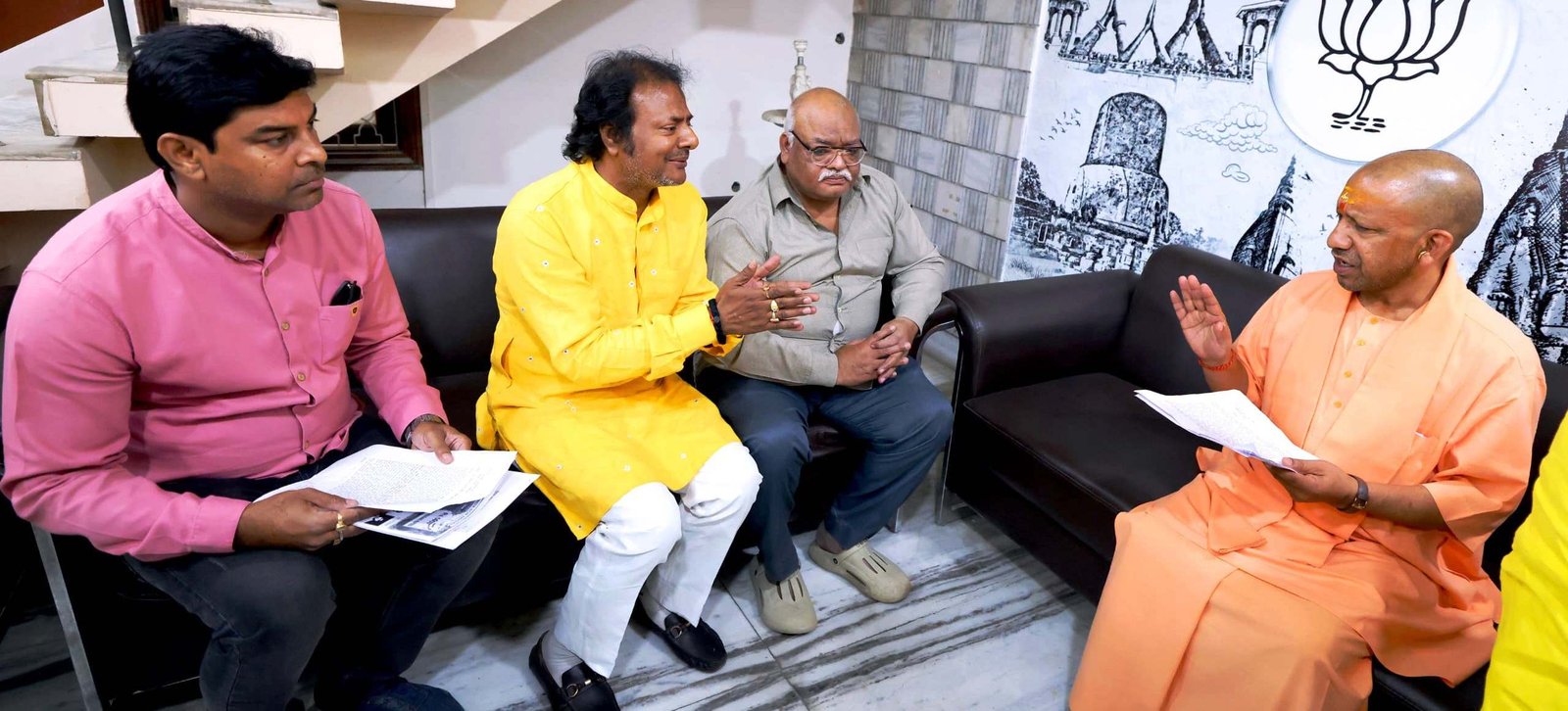 वाराणसी-मुख्यमंत्री  योगी आदित्यनाथ जी गुरुवार को वाराणसी में प्रधानमंत्री के संसदीय क्षेत्र कार्यालय पर जनता की समस्याओं सुनते हुए।