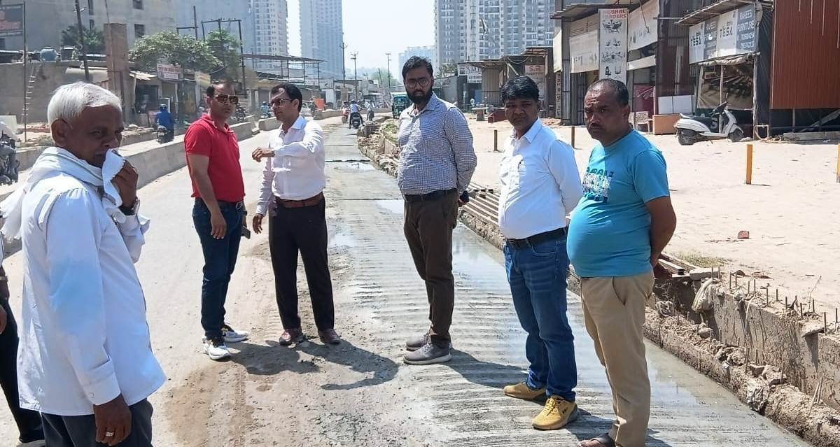 ग्रेटर नोएडा। शाहबेरी में सड़क चौड़ा करने में बाधा बन रहे अवैध रैंप को ग्रेनो प्राधिकरण ने तोड़ा I