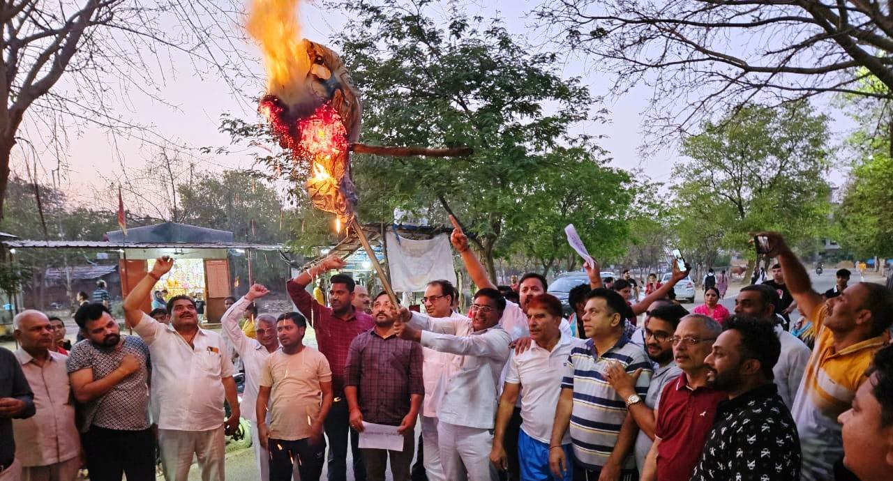 ग्रेटर नोएडा  - पाकिस्तान का पुतला फूंक पहलगांव हत्याकांड पर जताया सेक्टर 36 निवासियों ने रोष GBN Express news
