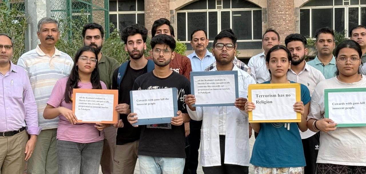 ग्रेटर नोएडा :- शारदा विश्वविद्यालय में कश्मीर के पहलगाम में आतंकवादी हमले में मारे गए लोगों को विरोध में कश्मीरी छात्रों ने निकाला मार्च