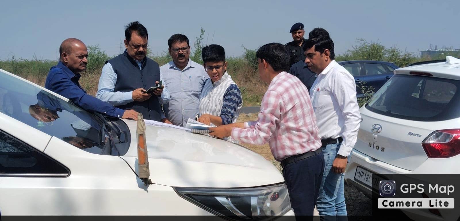 ग्रेटर नोएडा। बड़ी खबर 15 साल से अटकी LG-शारदा रोड के निर्माण की बाधा दूर I सीईओ की पहल पर टी-सीरीज से रोड बनाने पर बनी सहमति I