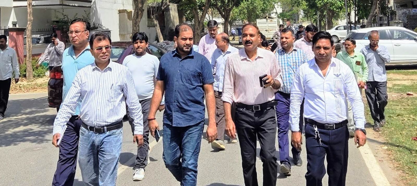 ग्रेटर नोएडा-सेक्टर डेल्टा टू की मूलभूत समस्याओं को लेकर ग्रेटर नोएडा प्राधिकरण के सीनियर अधिकारियों ने किया दौरा I GBN Express news