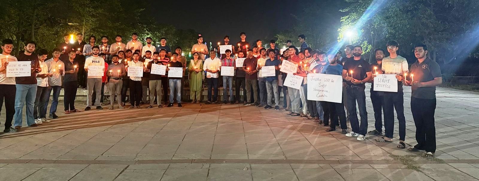 ग्रेटर नोएडा :-GBUके छात्रों ने पहलगाम आतंकी हमले के विरोध में निकाला कैंडल मार्च I GBN Express news