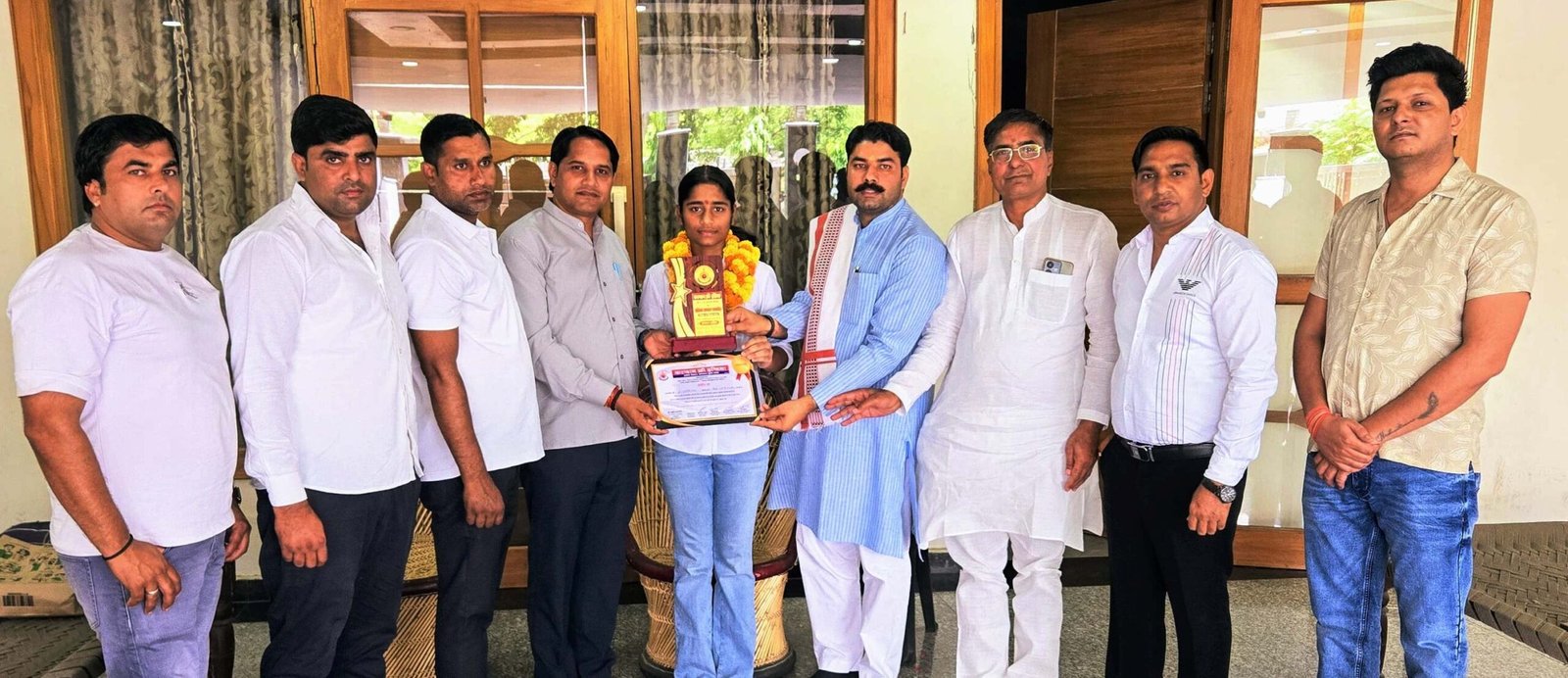 ग्रेटर नोएडा - स्कूल टॉपर को करप्शन फ्री इंडिया संगठन ने किया सम्मानित I GBN Express news