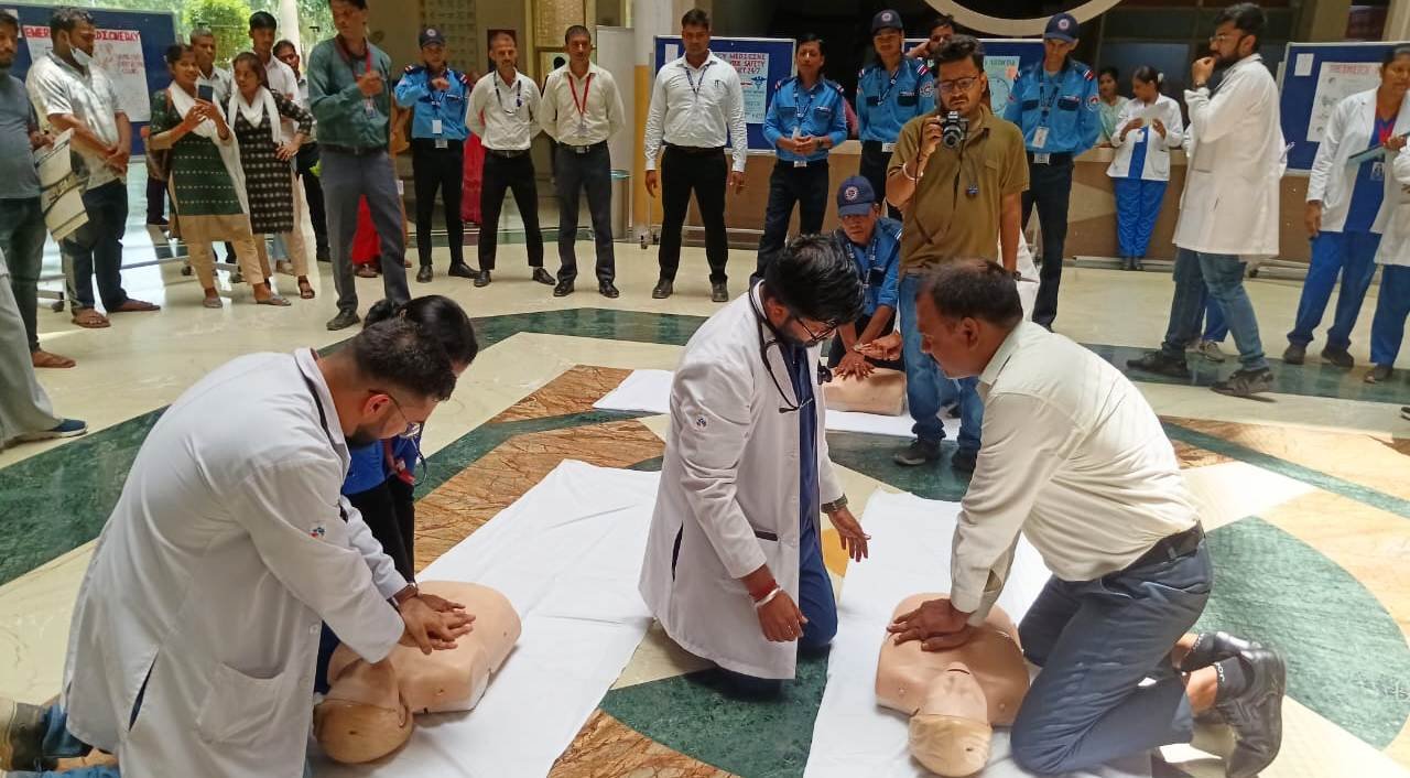 ग्रेटर नोएडा - शारदा अस्पताल में विश्व आपातकालीन चिकित्सा दिवस मनाया