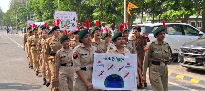 ग्रेटर नोएडा-शारदा विश्वविद्यालय ने नशीली दवाओं के दुरुपयोग के खिलाफ जागरूकता बढ़ाने के लिए नशा मुक्ति रैली निकाली
