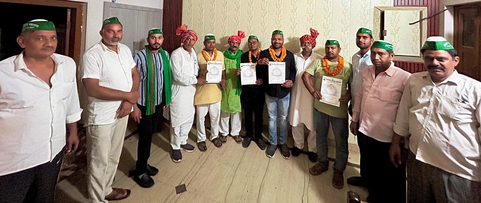 नोएडा -: नोएडा के दर्जनो पदाधिकारीयो ने किसान एकता संघ से इस्तीफ़ा दिया किसान एकता महासंघ मे हुए शामिल