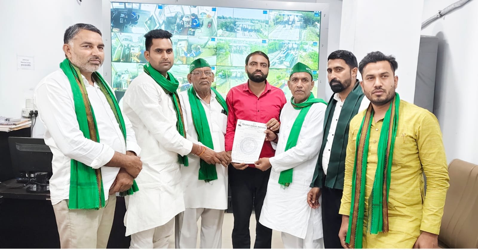 ग्रेटर नोएडा- टोल वसूली के विरोध में किसान एकता महासंघ के कार्यकर्ताओं ने सिरसा रामपुर टोल प्लाजा पर ज्ञापन सौंपा