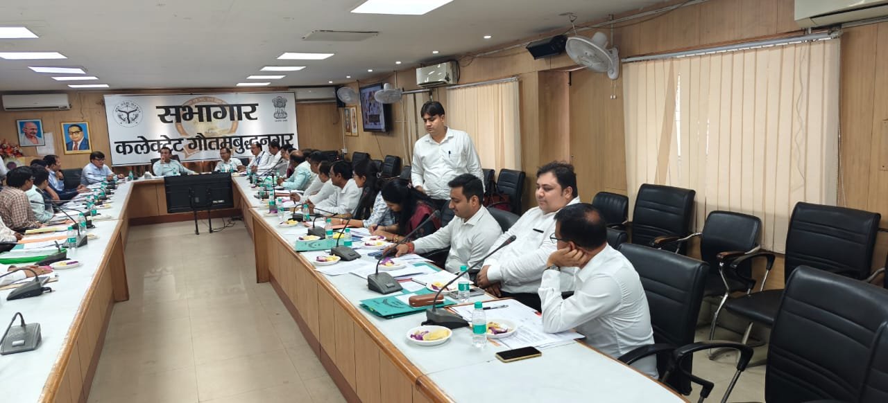 गौतम बुद्ध नगर-महानिरीक्षक निबंधन उत्तर प्रदेश समीर वर्मा की अध्यक्षता में स्टांप एवं पंजीकरण विभाग की समीक्षा बैठक हुई संपन्न