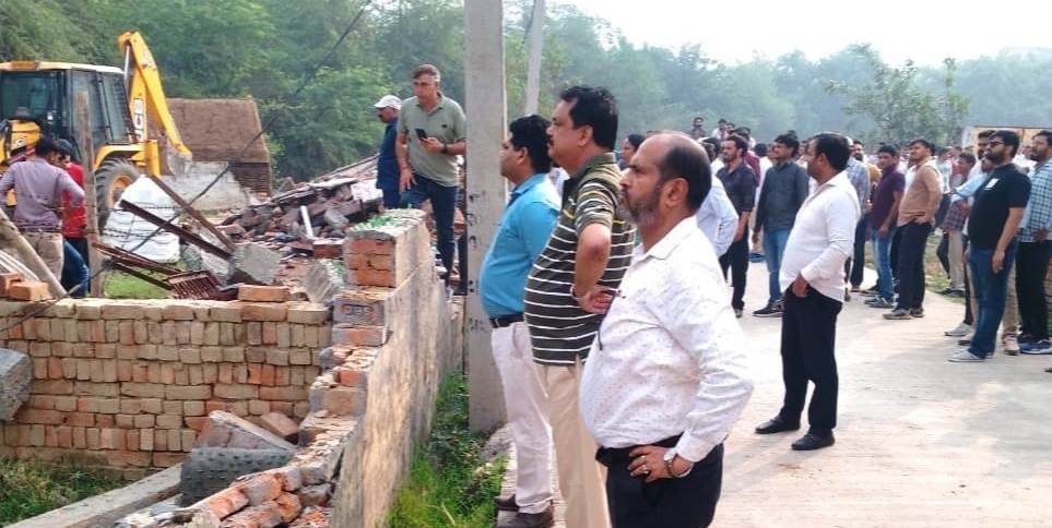 ग्रेटर नोएडा। देवला में अवैध निर्माण पर चला ग्रेनो प्राधिकरण का बुल्डोजर 6 हजार वर्ग मीटर जमीन को कालोनाजरों के अवैध कब्जे से मुक्त कराया