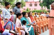 गोरखपुर-मुख्यमंत्री योगी आदित्यनाथ जी सोमवार को गोरखपुर के गोरखनाथ मंदिर परिसर में जनता दर्शन के दौरान लोगों की समस्याओं को सुनते हुए