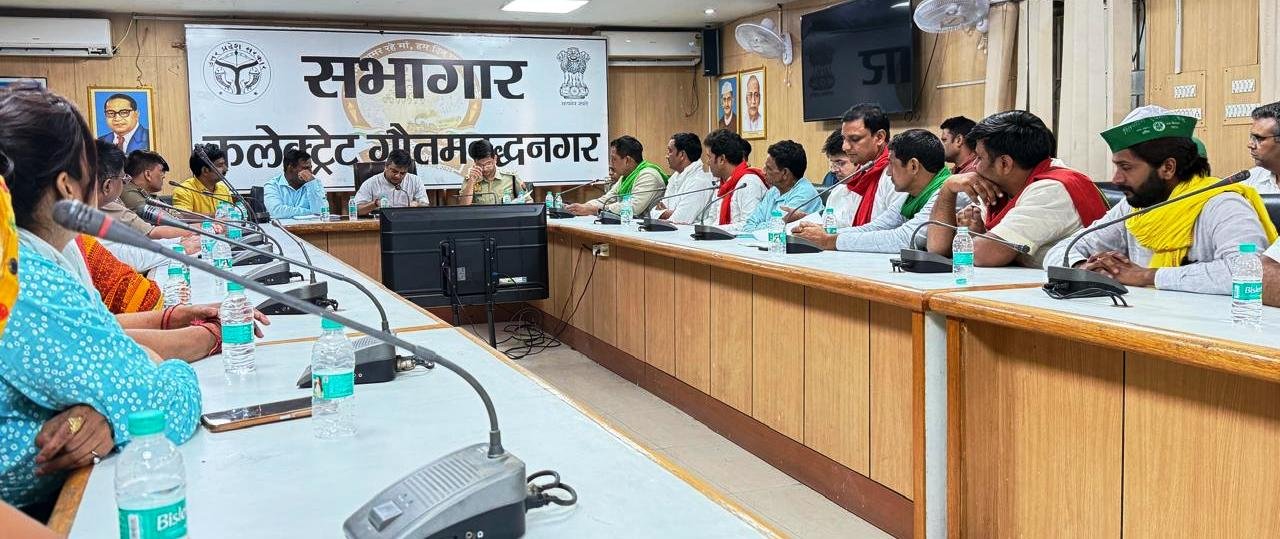 ग्रेटर नोएडा-जिला कलेक्ट्रेट पर किसानों की बड़ी महापंचायत पहुंचे हजारों किसान