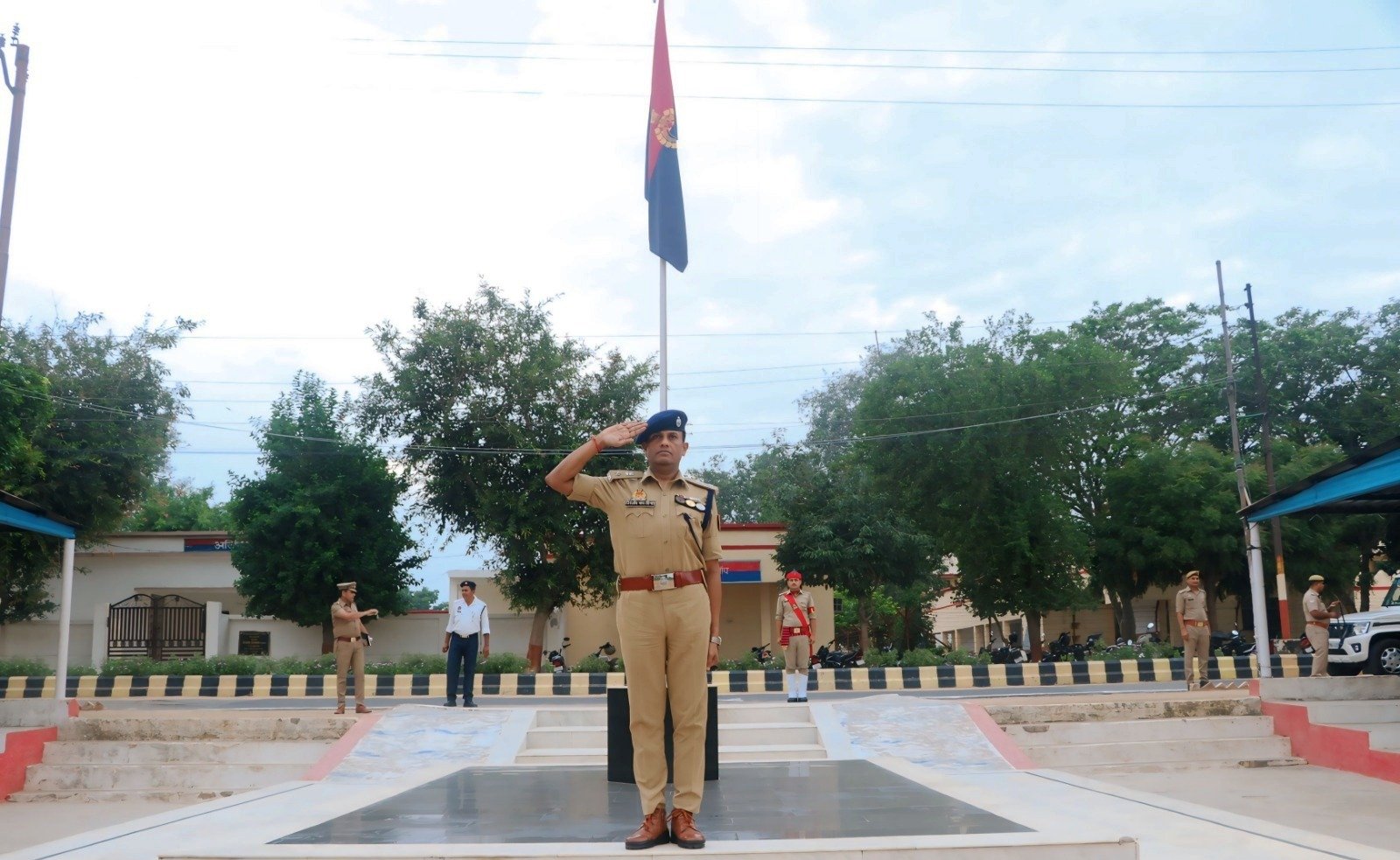 जनपद- हाथरस । पुलिस अधीक्षक हाथरस द्वारा रिजर्व पुलिस लाइन हाथरस में शुक्रवार परेड का निरीक्षण कर ली सलामी I