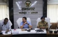 जनपद- हाथरस - जिलाधिकारी हाथरस एवं पुलिस अधीक्षक हाथरस द्वारा संयुक्त रुप से कावड़ यात्रा व आगामी त्यौहार के दृष्टिगत कलेक्ट्रेट स्थित सभागार कक्ष मे प्रशासनिक व पुलिस अधिकारियों के साथ गोष्ठी का आयोजन कर सम्बन्धित को दिये आवश्यक दिशा-निर्देश ।