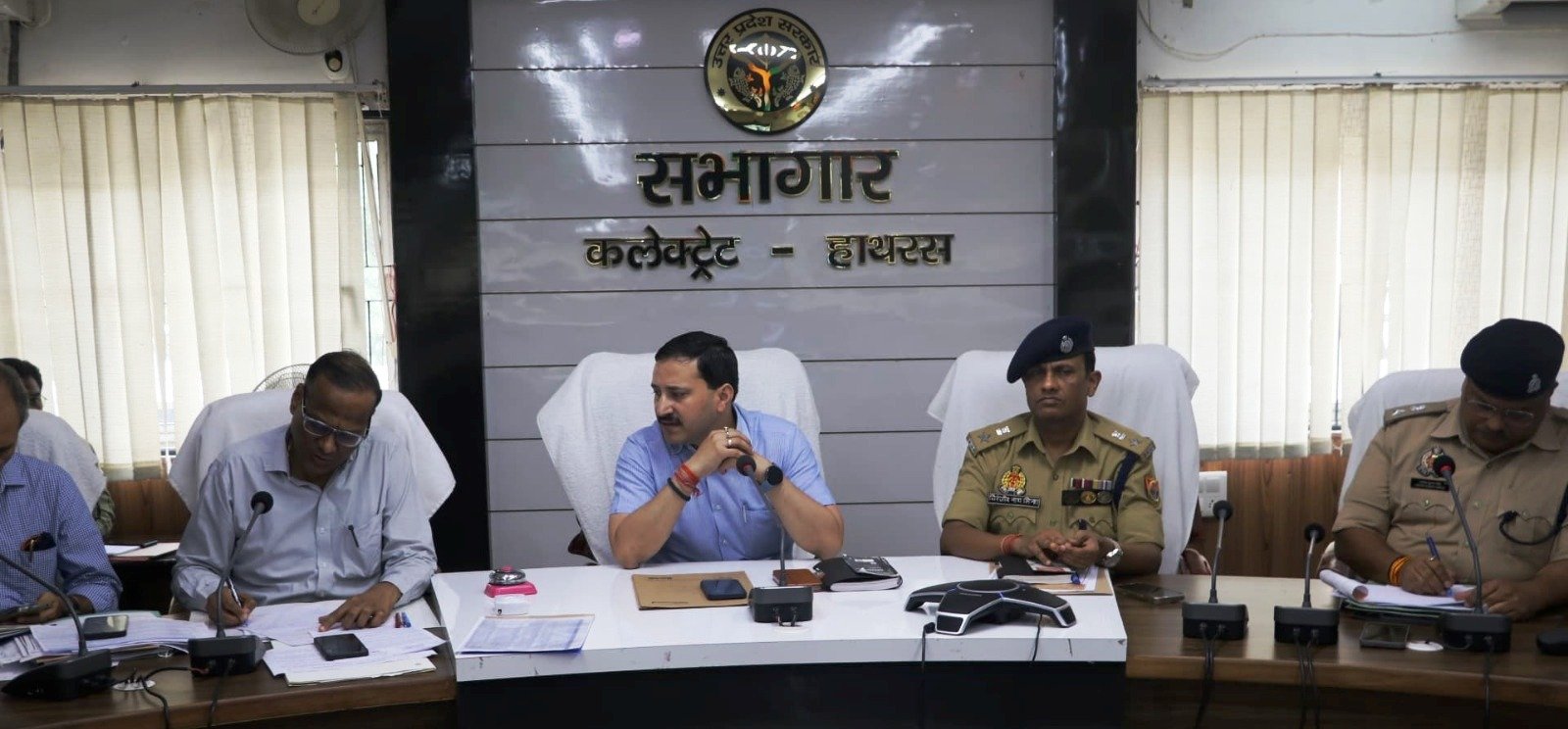 जनपद- हाथरस - जिलाधिकारी हाथरस एवं पुलिस अधीक्षक हाथरस द्वारा संयुक्त रुप से कावड़ यात्रा व आगामी त्यौहार के दृष्टिगत कलेक्ट्रेट स्थित सभागार कक्ष मे प्रशासनिक व पुलिस अधिकारियों के साथ गोष्ठी का आयोजन कर सम्बन्धित को दिये आवश्यक दिशा-निर्देश ।