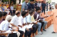 गोरखपुर- जनता दर्शन में मुख्यमंत्री ने सुनीं 200 लोगों की समस्याएं, निस्तारण के दिए निर्देश,बिटिया का इलाज कराएंगे, आवास भी दिलाएंगे : सीएम योगी