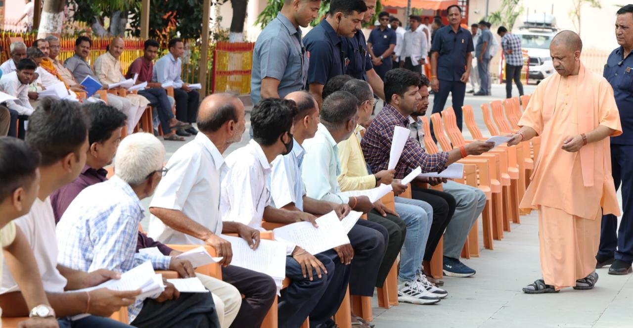 गोरखपुर- जनता दर्शन में मुख्यमंत्री ने सुनीं 200 लोगों की समस्याएं, निस्तारण के दिए निर्देश,बिटिया का इलाज कराएंगे, आवास भी दिलाएंगे : सीएम योगी