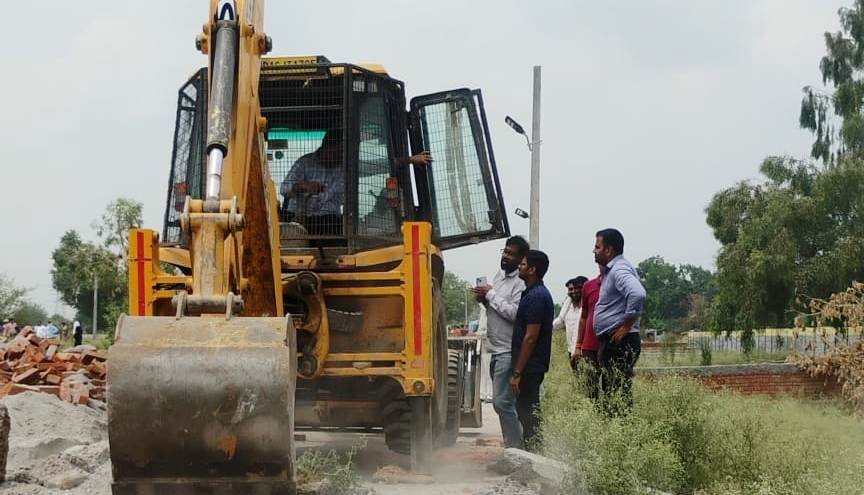 ग्रेटर नोएडा- अतिक्रमण हटाने गई प्राधिकरण की टीम से अभद्रता, बंधक बनाने की कोशिश, एफआईआर दर्ज I