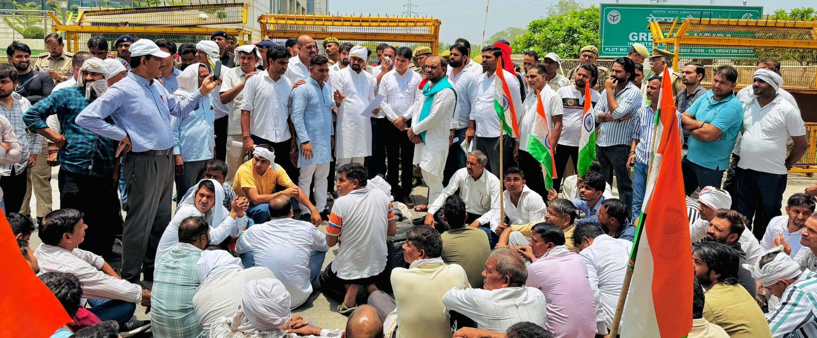 ग्रेटर नोएडा प्राधिकरण पर किसान मजदूर संघर्ष मोर्चा संगठन का हल्ला बोल प्रदर्शन।
