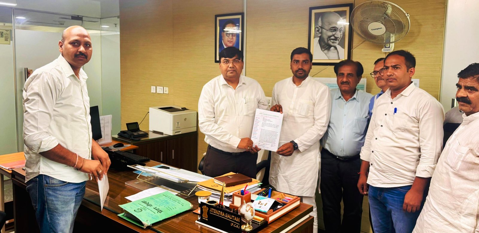 ग्रेटर नोएडा - अवैध आरडब्लूए एवं ग्रेटर नोएडा प्राधिकरण की तानाशाही के ख़िलाफ़ व्यापार मंडल ने सौंपा गया ज्ञापन