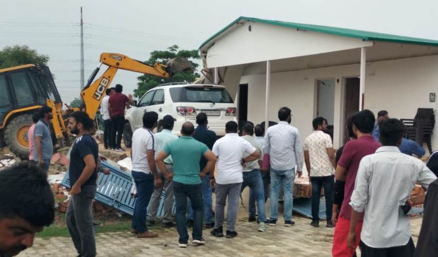ग्रेटर नोएडा। ग्रेटर नोएडा प्राधिकरण भनौता में अवैध निर्माण पर ग्रेटर नोएडा प्राधिकरण ने चलाया बुल्डोजर 40 हजार वर्ग मीटर जमीन को अतिक्रमण से मुक्त कराया
