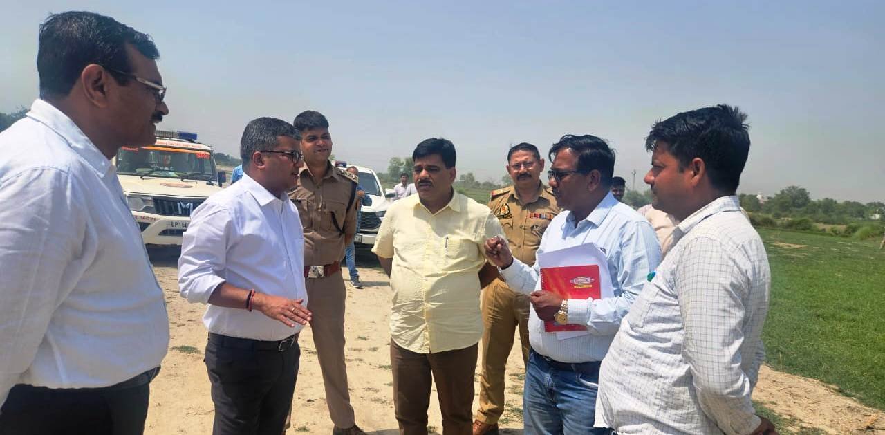 गौतम बुद्ध नगर-जिलाधिकारी ने रन्हेरा गांव में पथवाया नाले के कार्यों का किया स्थलीय निरीक्षण  पथवाया नाले में पानी आने से पहले पुलियाओं के चौड़ीकरण के दिए निर्देश