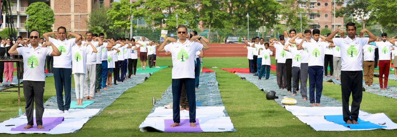 ग्रेटर नोएडा- विश्व योग दिवस पर शारदा विश्वविद्यालय में योगोत्सव हुआ आयोजन  कार्यक्रम में लगभग 1500 छात्र और स्टाफ ने किया योगा  विदेशी छात्रों व नर्सिंग स्टाफ ने बढ़ चढ़कर लिया हिस्सा